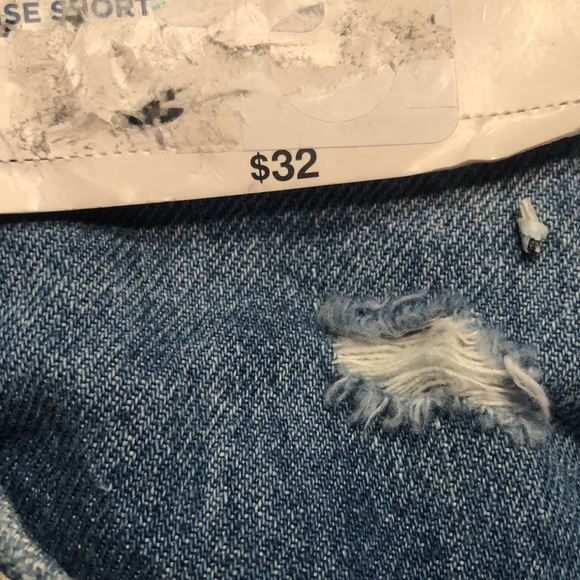 Woman’s distressed hi-rise shorts - Picture 4 of 9